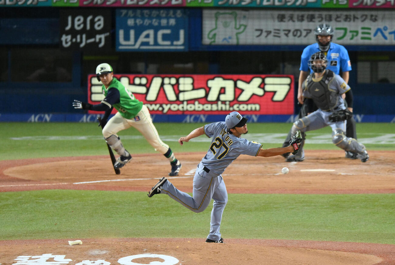 ヤクルト対阪神　2回裏ヤクルト2死三塁、岩田幸宏の遊ゴロの打球にグラブを伸ばす伊藤将司（撮影・滝沢徹郎）
