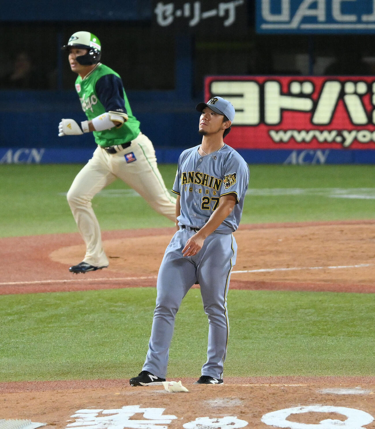 ヤクルト対阪神　5回裏ヤクルト無死二塁、、代打山田哲人（後方）を二飛に打ち取る伊藤将司（撮影・滝沢徹郎）