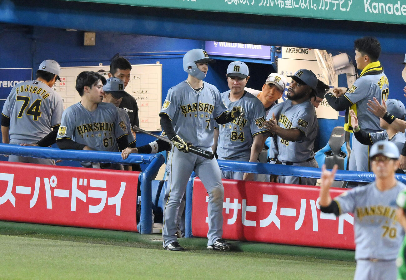 ヤクルト対阪神　9回表阪神2死一、二塁、大山悠輔の適時打で生還した二塁走者中野拓夢（中央）はチームメートとタッチをかわす（撮影・滝沢徹郎）