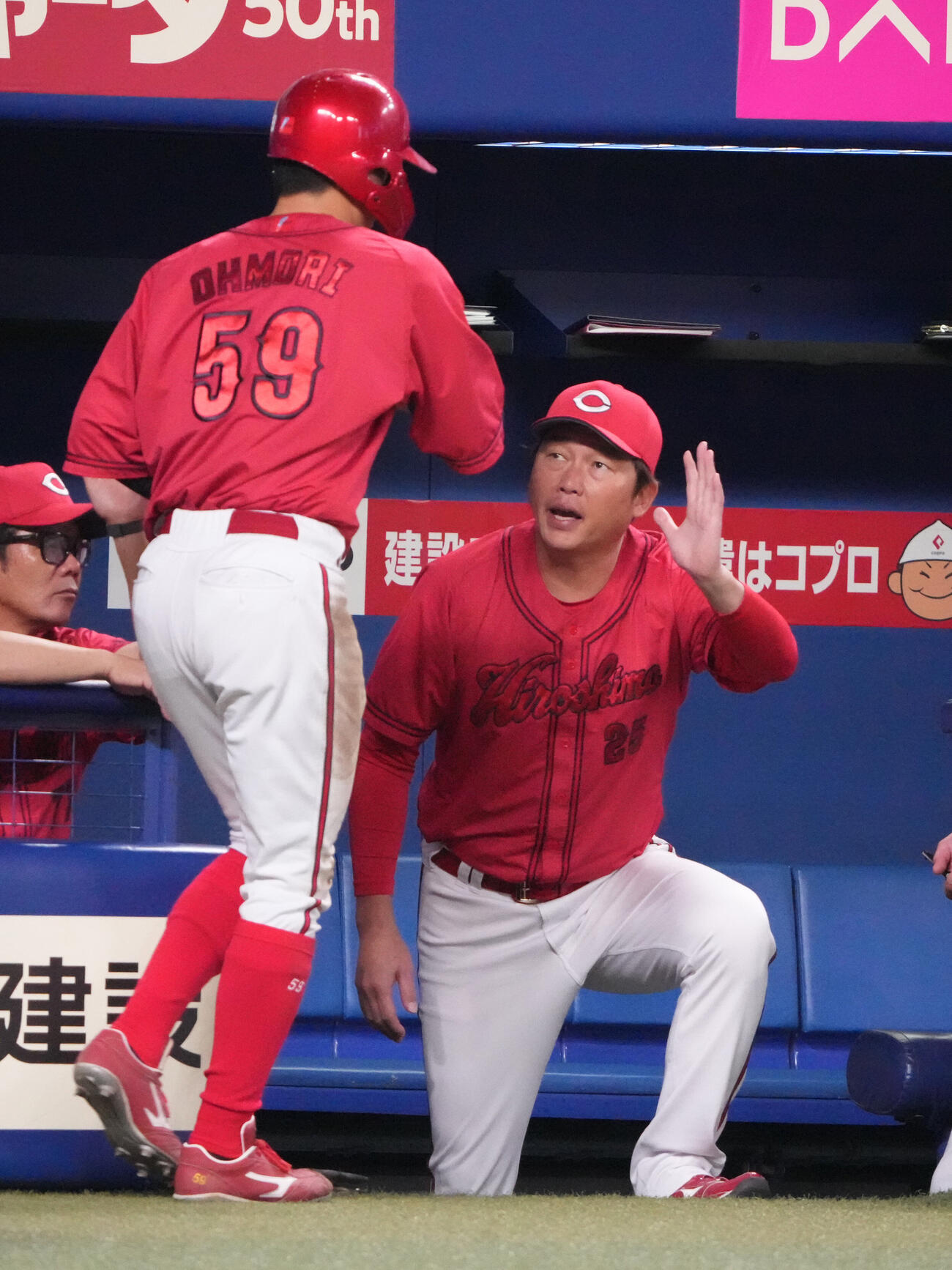 中日対広島　1回表広島2死二塁、新井貴浩監督（右）は坂倉将吾の適時二塁打で生還した大盛穂を迎える（撮影・森本幸一）