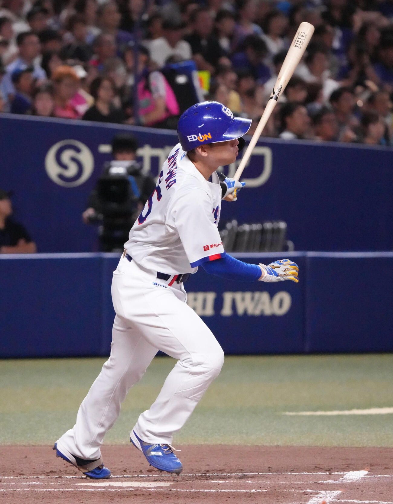 中日対広島　3回裏中日2死一塁、2点本塁打を放つ石川昂弥（撮影・森本幸一）