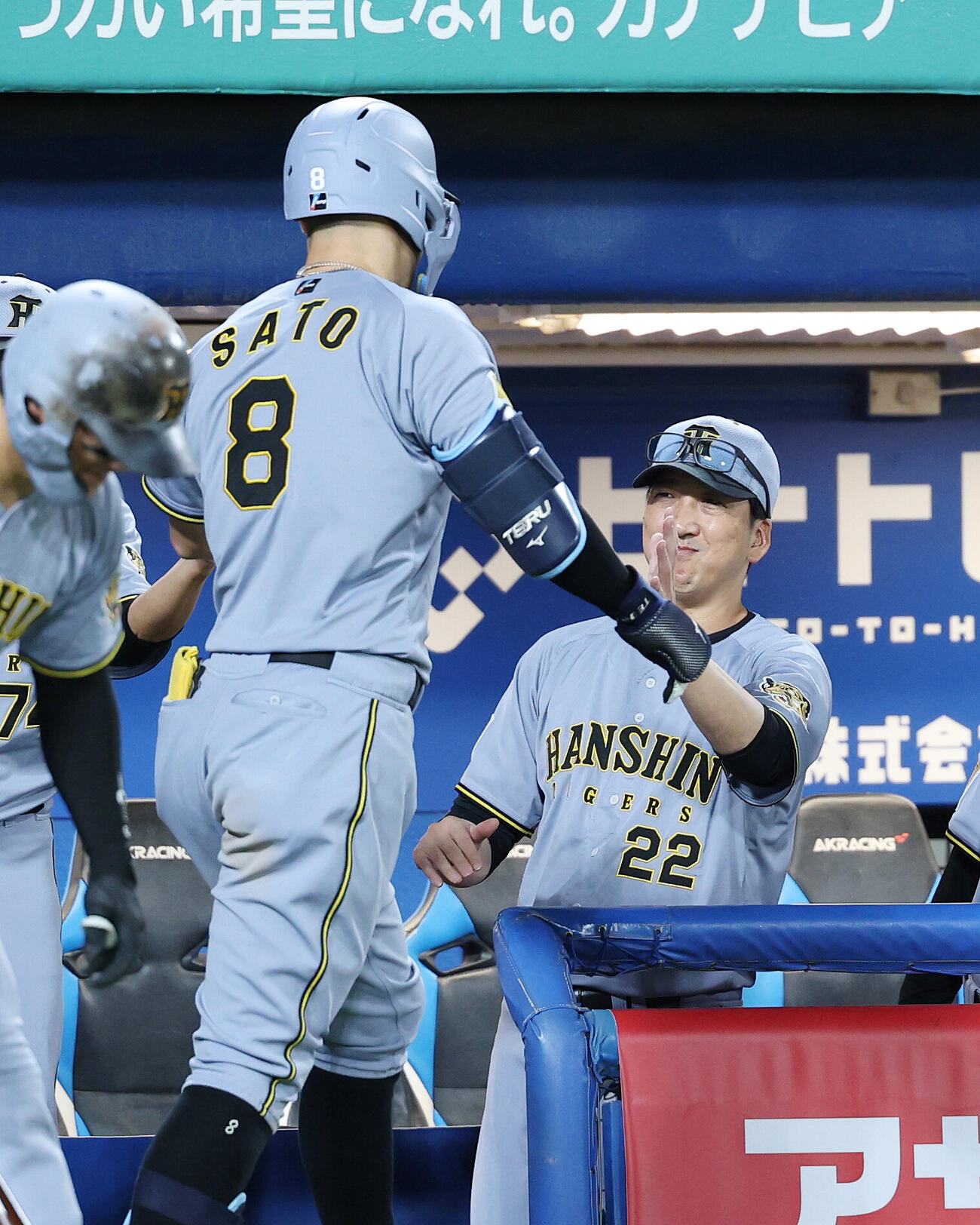 ヤクルト対阪神　3回表阪神2死、佐藤輝明（左）のソロ本塁打を迎える藤川球児監督（撮影・鈴木正人）