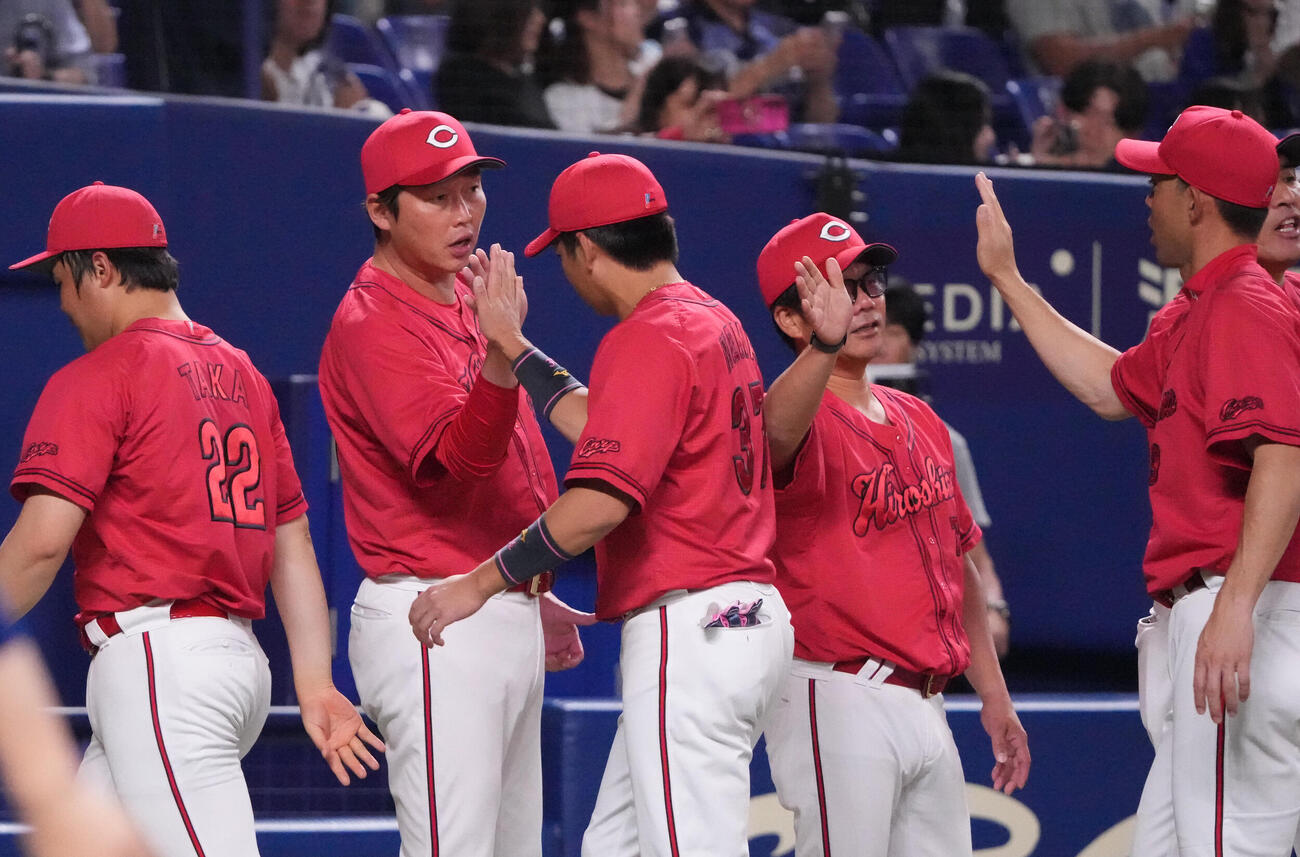 中日対広島　試合終了、新井貴浩監督（左から2人目）はナインを迎える（撮影・森本幸一）