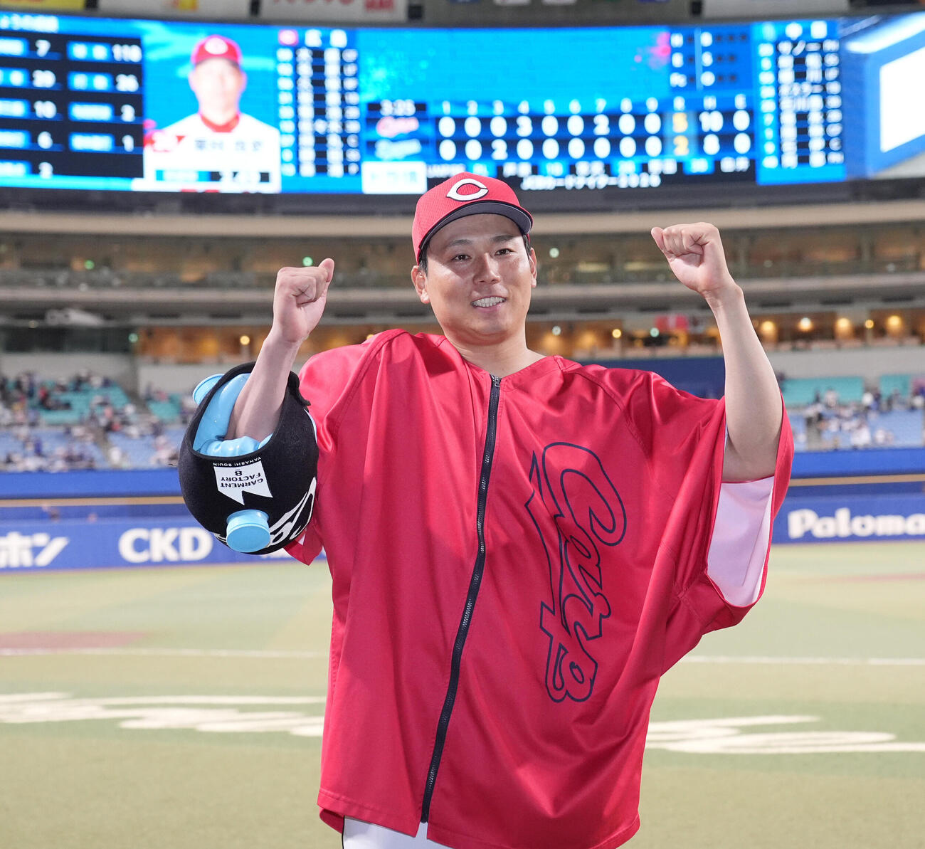 中日対広島　ヒーローインタビューを終えポーズを決める栗林良吏（撮影・森本幸一）