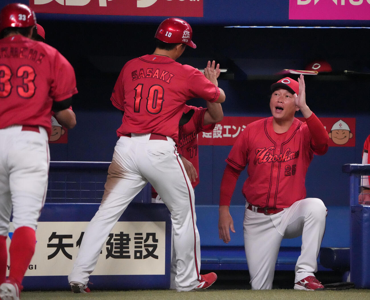 中日対広島　4回表広島2死満塁、新井貴浩監督（右）は大盛穂の2点適時打で生還した佐々木泰らを迎える（撮影・森本幸一）