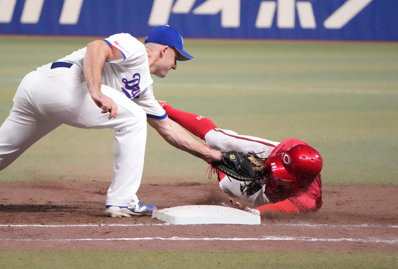 中日対広島　7回表広島1死一塁、けん制球をかわす辰見鴻之介（右）ベースカバーはジェイソン・ボスラー（撮影・森本幸一）