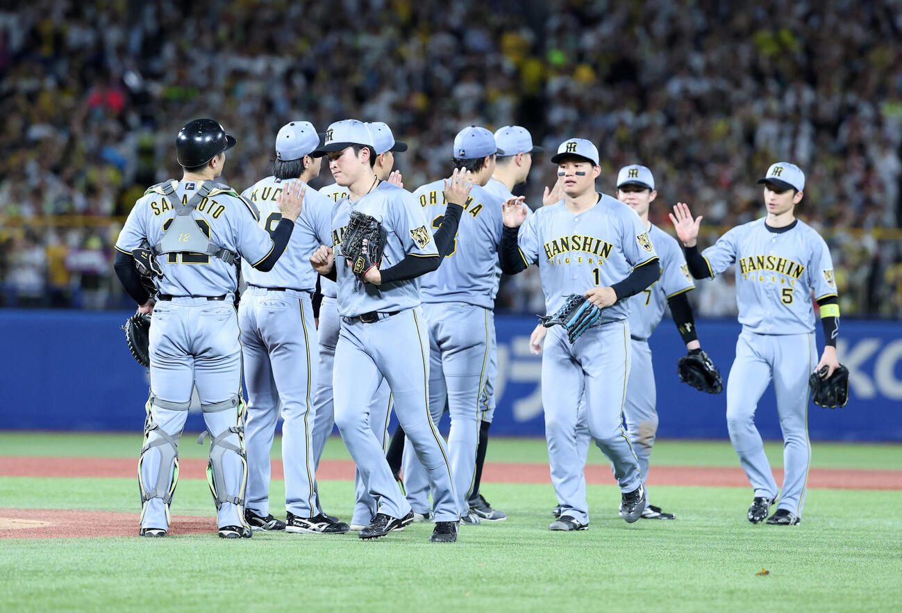 ヤクルト対阪神　勝利し集まる阪神の選手たち（撮影・鈴木正人）