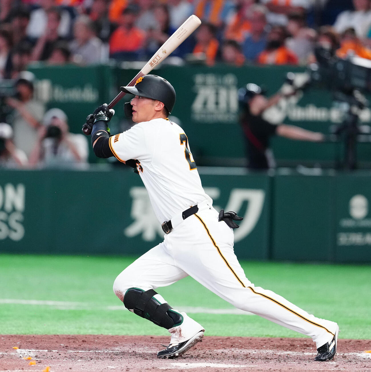巨人対広島　4回裏巨人1死二塁、内野安打を放つ吉川尚輝（2026年7月撮影）