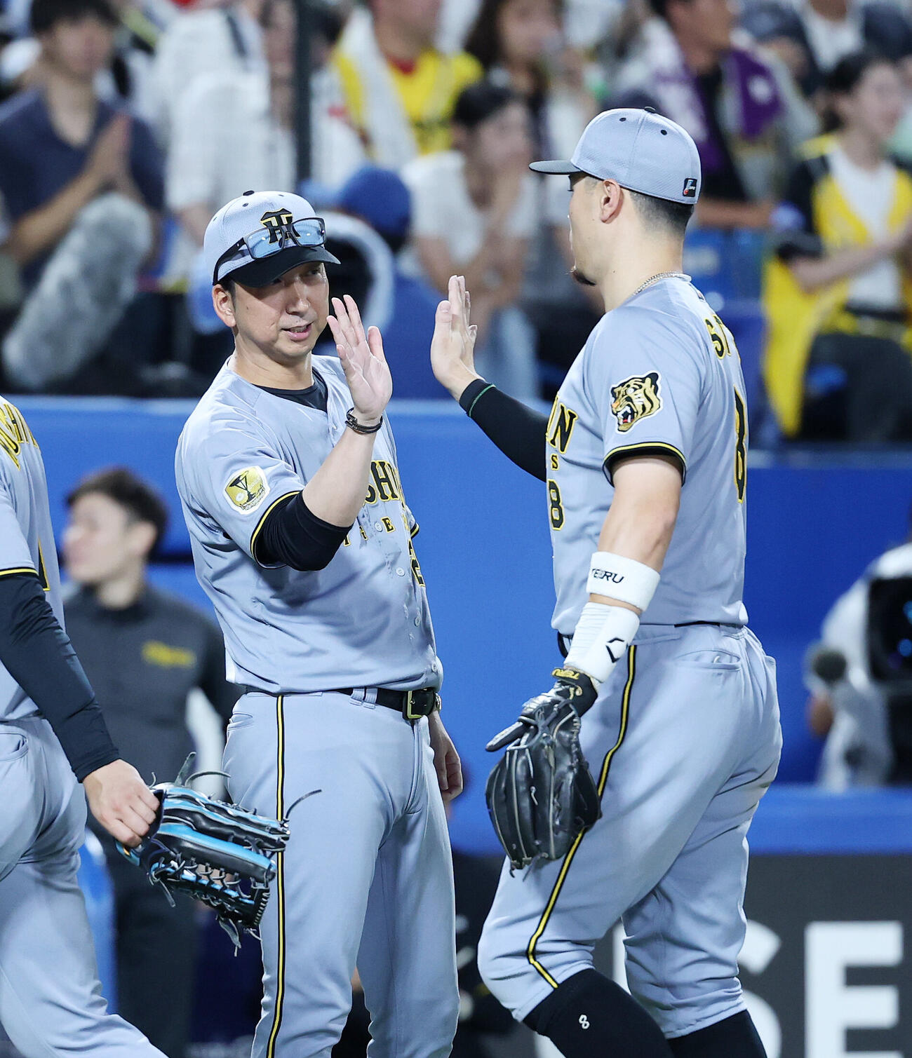 ヤクルト対阪神　勝利し阪神佐藤輝明（右）を迎える藤川球児監督（撮影・鈴木正人）