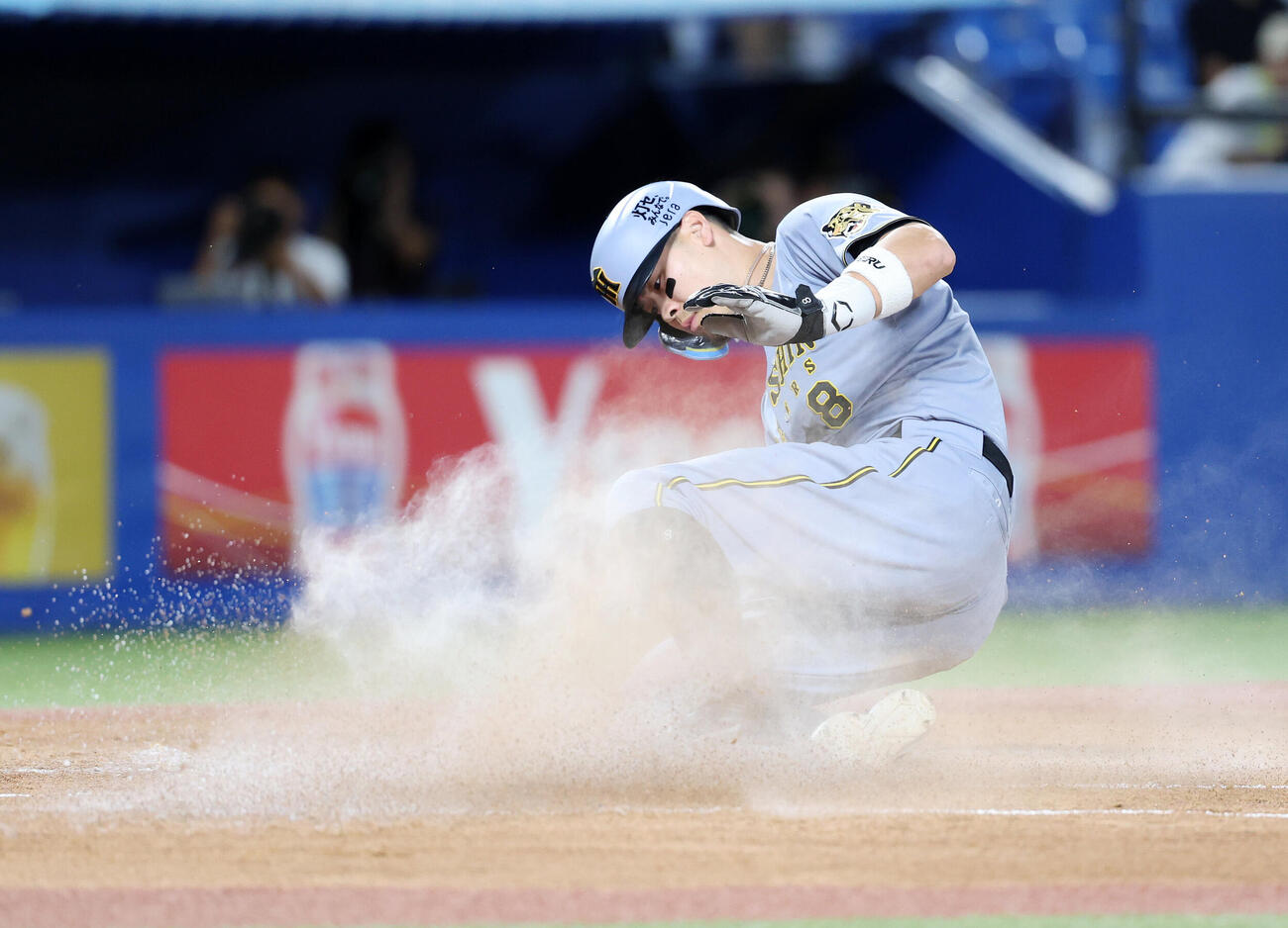 ヤクルト対阪神　1回表阪神1死一、三塁、前川右京の犠飛で生還する佐藤輝明（撮影・鈴木正人）