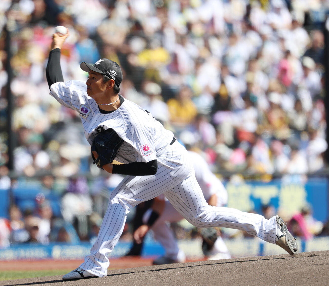 2026年5月30日、阪神戦で先発し力投するロッテ唐川侑己