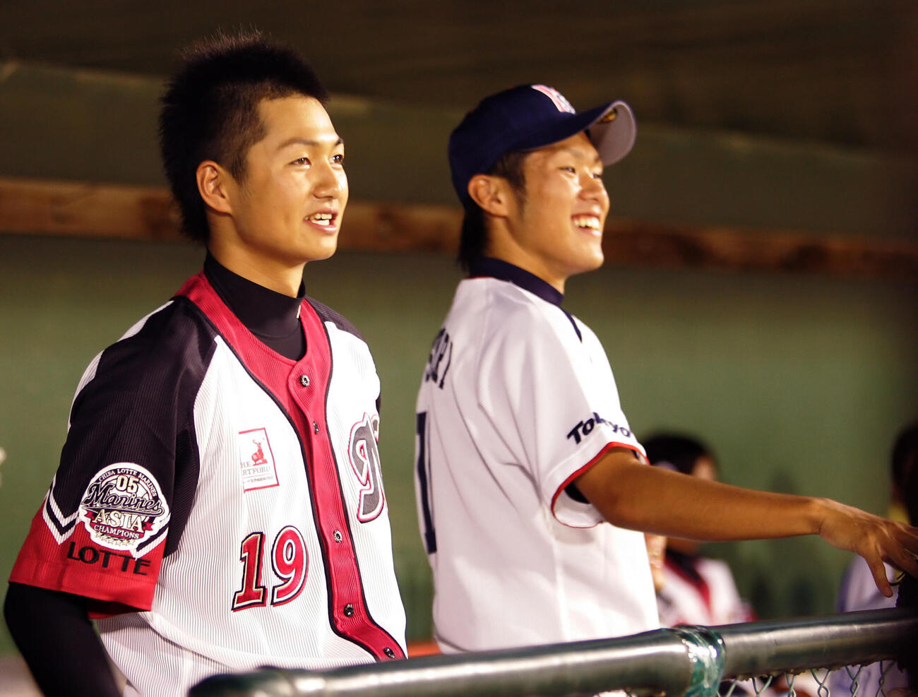 フレッシュオールスターでヤクルト佐藤由規（右）と一緒に試合を見つめるロッテ唐川侑己（2008年撮影）　