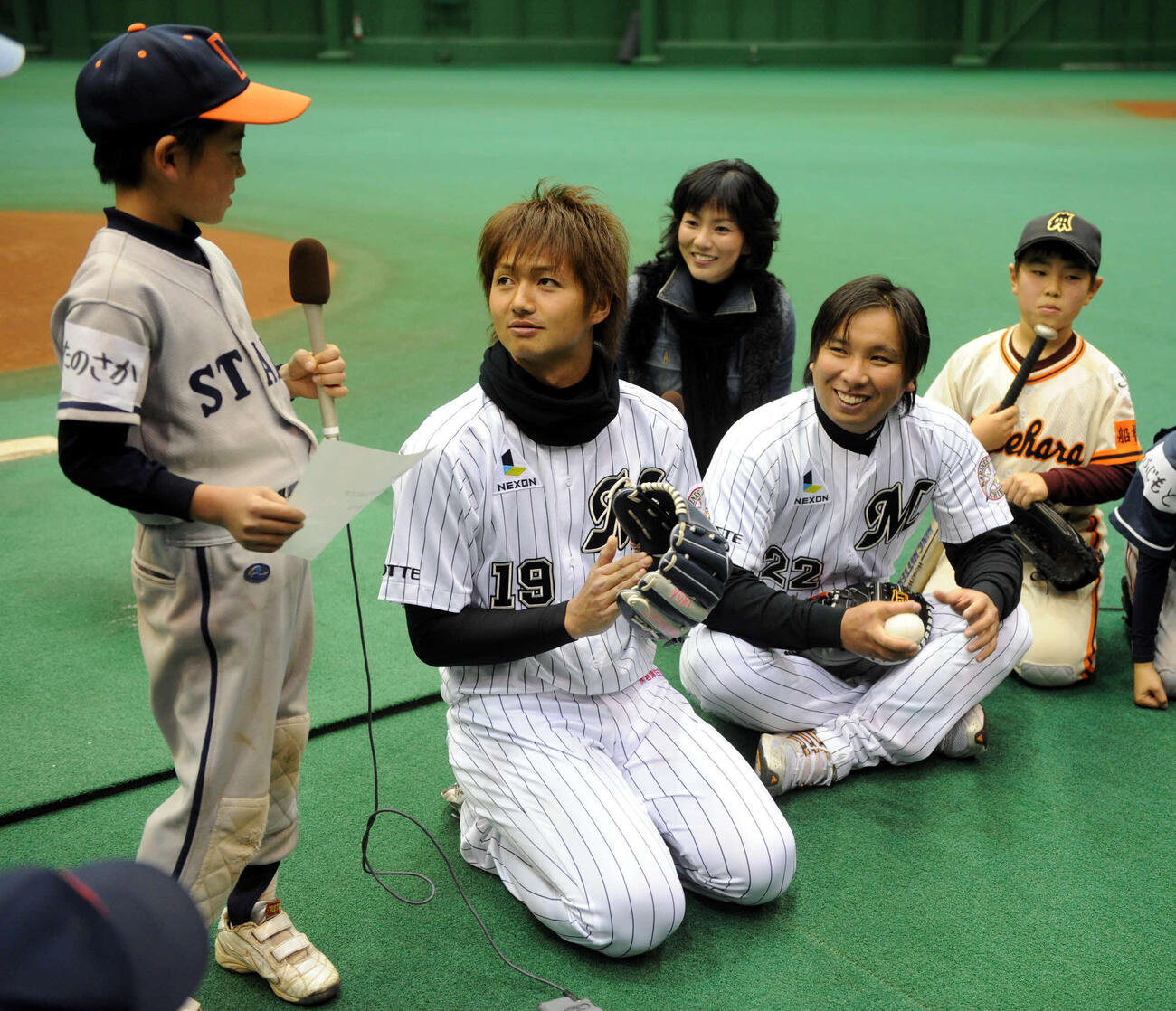 野球教室　地元テレビの企画でリポーター役の野球少年から質問されるロッテ唐川侑己。その右は里崎智也＝2011年1月15日