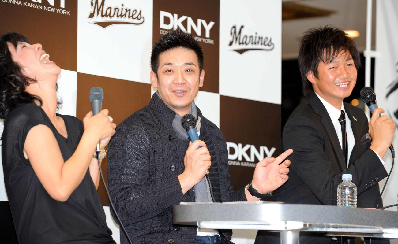 トークショーで司会者の質問に笑顔で話すロッテサブロー（中央）と唐川侑己＝2010年12月23日