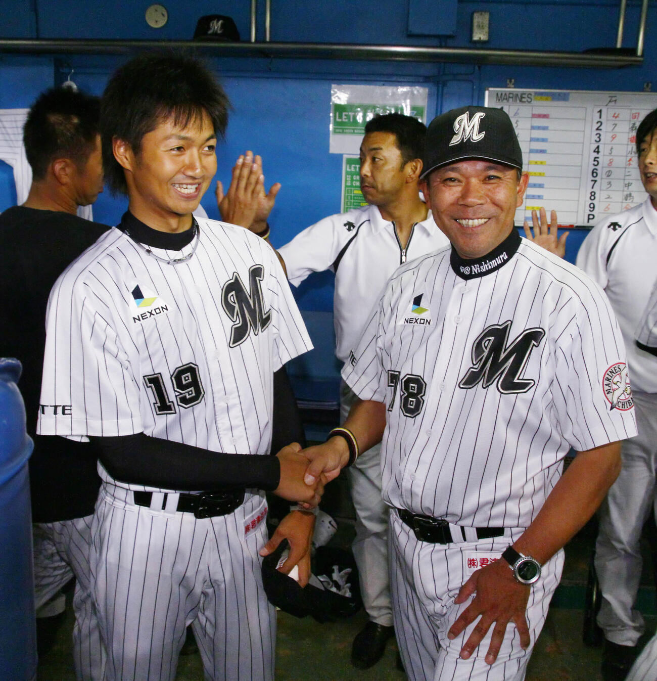 ロッテ対日本ハム　西村徳文監督（右）の祝福の握手に照れ笑いするロッテ唐川侑己＝2010年8月12日