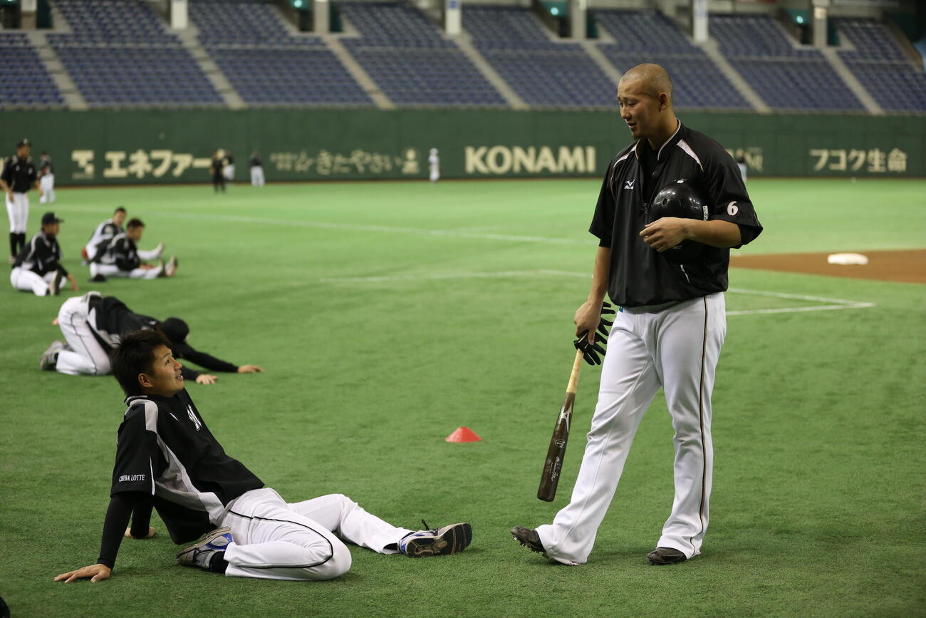 日本ハム対ロッテ　試合前に話をするロッテ唐川侑己（左）と日本ハム中田翔＝2012年4月24日
