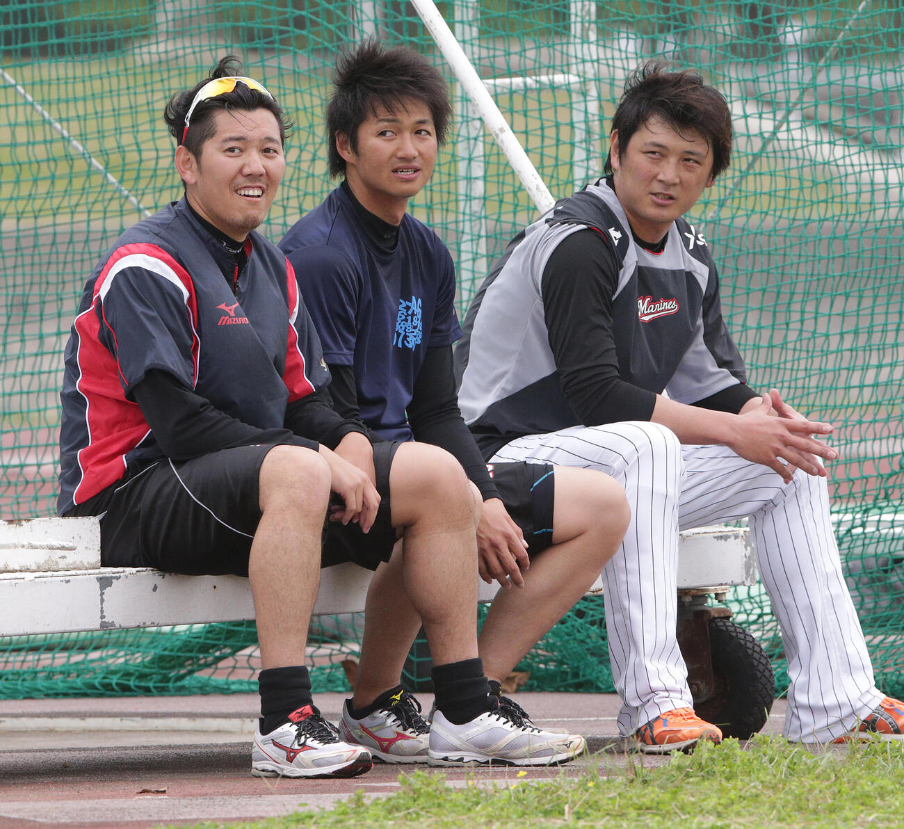 ロッテ石垣島春季キャンプ　陸上競技場で休憩する左からロッテ成瀬善久、唐川侑己、涌井秀章＝2014年2月6日