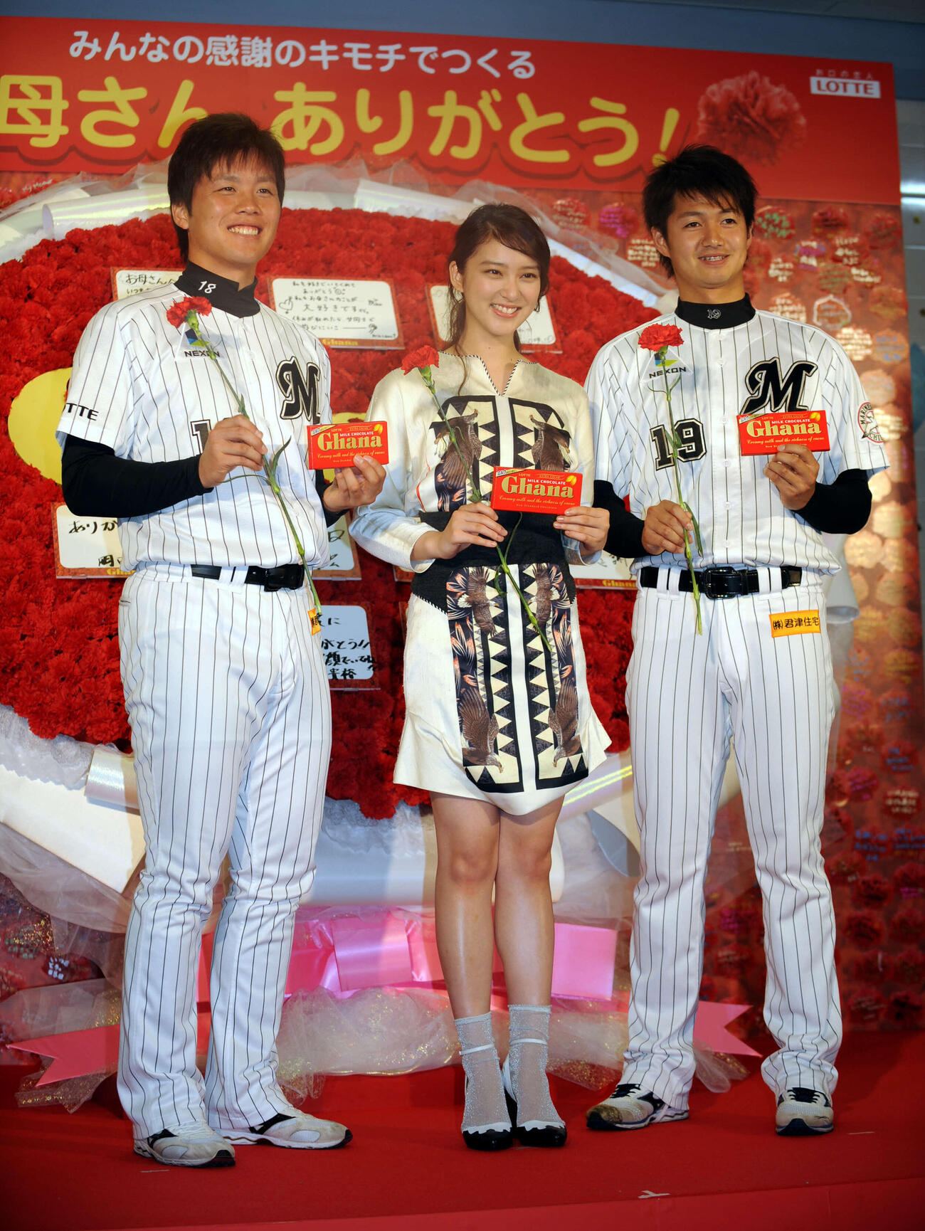 “お母さんありがとうブーケ”完成お披露目式　“お母さんありがとうブーケ”完成お披露目式でカーネーションとガーナミルクチョコレートを持ち感謝の気持ち伝える左からロッテ藤岡貴裕、武井咲、ロッテ唐川侑己＝2012年5月10日