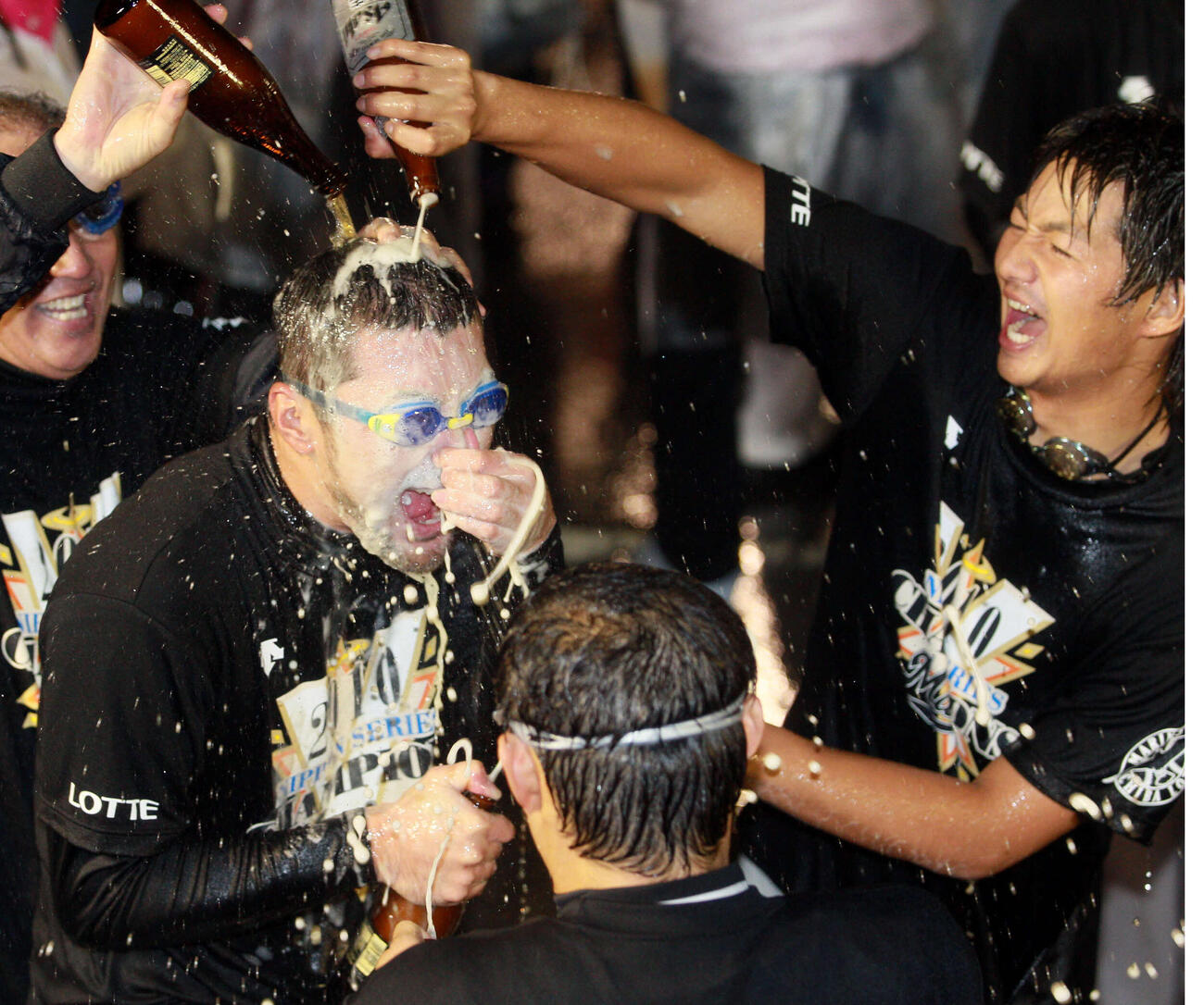 日本シリーズ2010　第7戦　中日対ロッテ　ロッテ祝勝会　祝勝会で唐川侑己（右）からビールをかけられる内竜也＝2010年11月7日