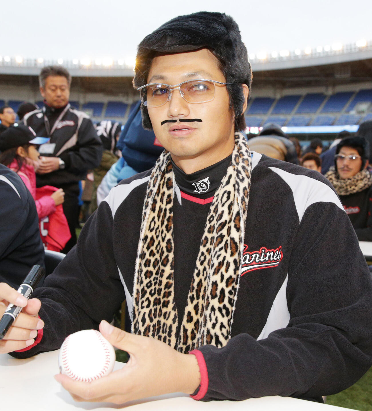 ロッテファン感謝デー「スーパーマリンフェスタ2016」　唐川侑己ピコ太郎＝2016年11月23日