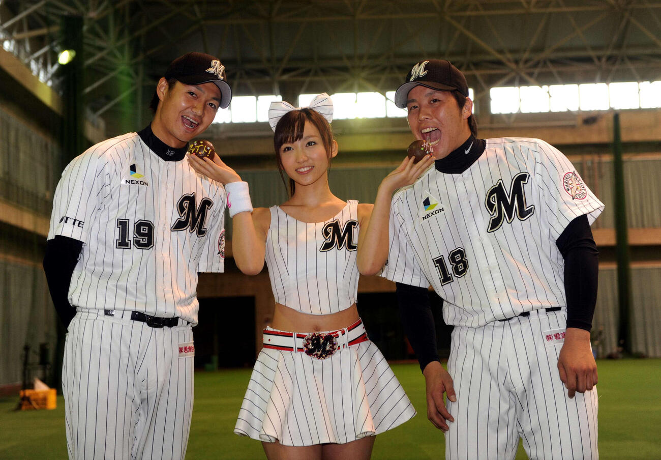 ロッテ石垣島春季キャンプ　バレンタインデーで吉木りさは唐川侑己(左)と藤岡貴裕(右)にチョコをプレゼントする＝2012年2月7日