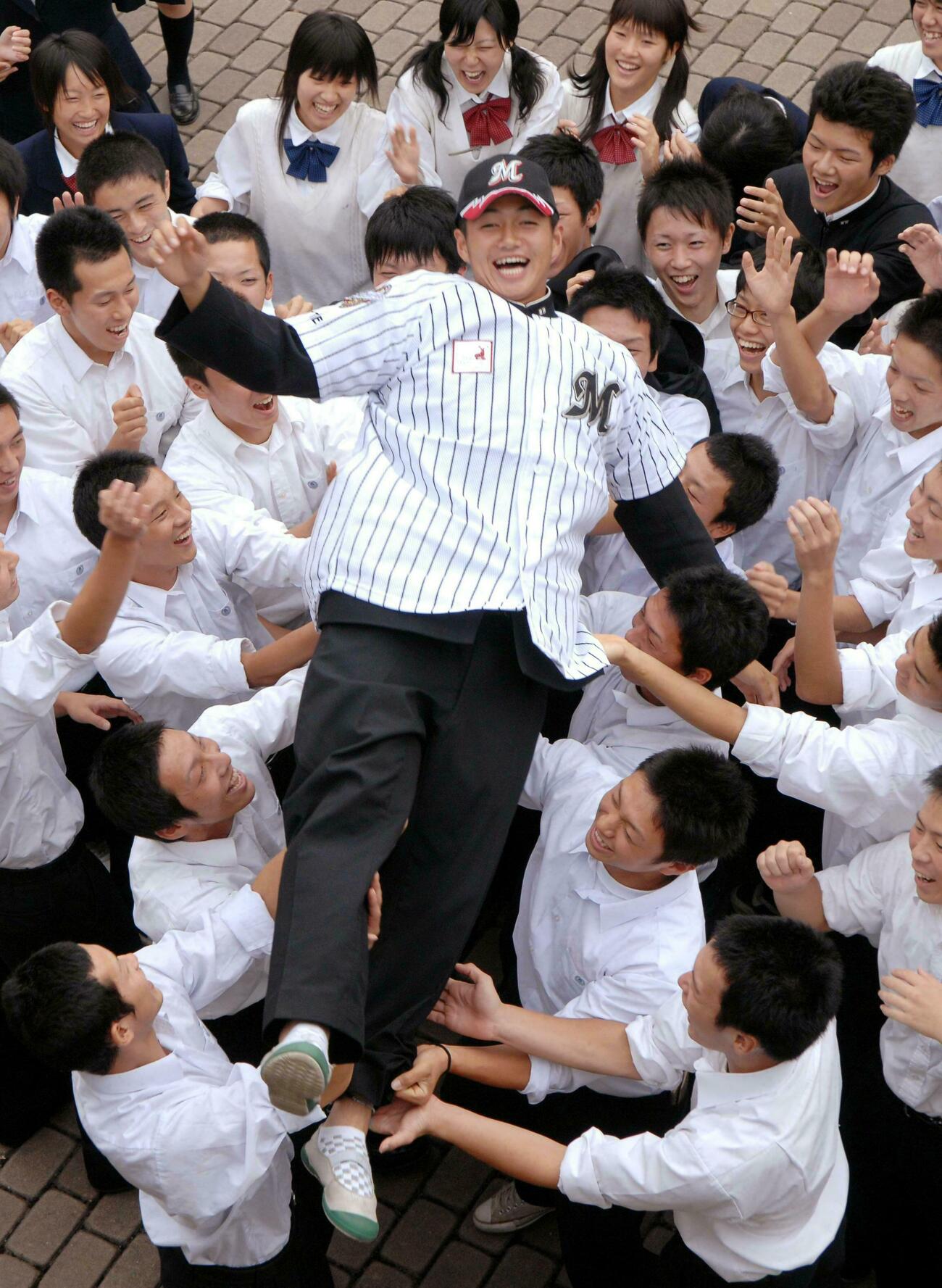 地元ロッテの1巡目指名が決まった成田・唐川侑己は、チームメートから胴上げされ大喜び（2007・10・03）