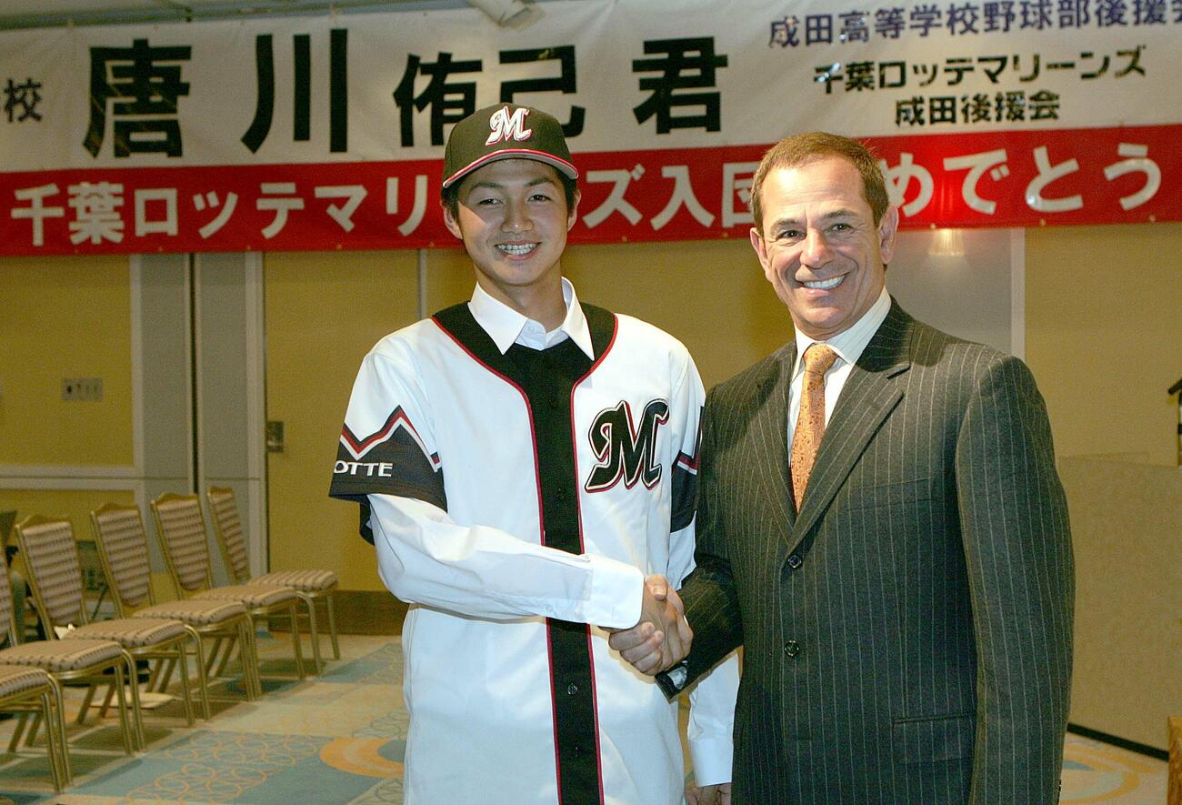 ロッテ契約会見　契約を済ませた唐川侑己(左)は、横断幕の前でボビー・バレンタイン監督と握手＝07年11月6日