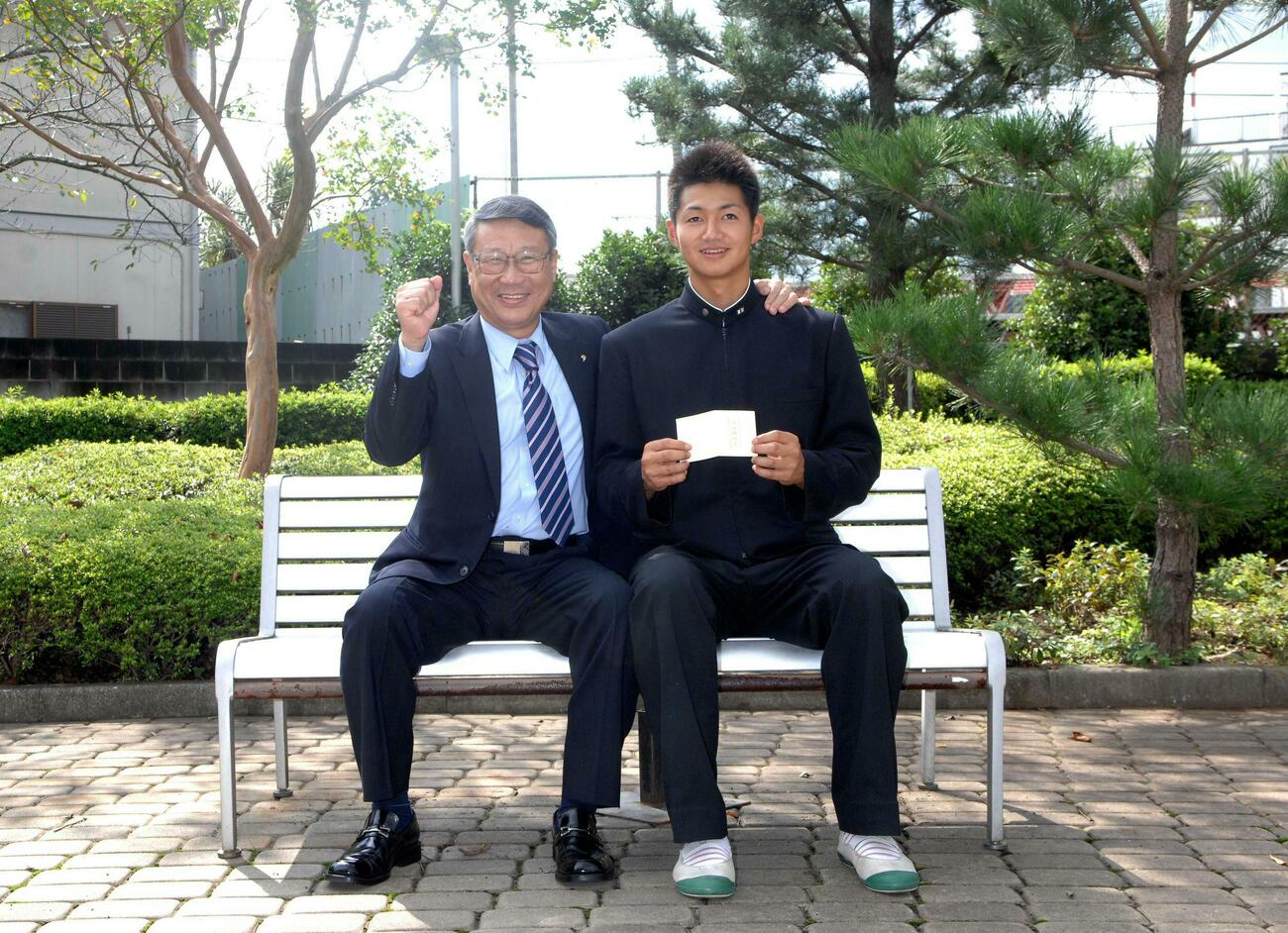 ロッテ指名あいさつ　瀬戸山隆三球団社長（左）は眺める成田・唐川侑己の肩を抱き寄せガッツポーズ　2007／10／04