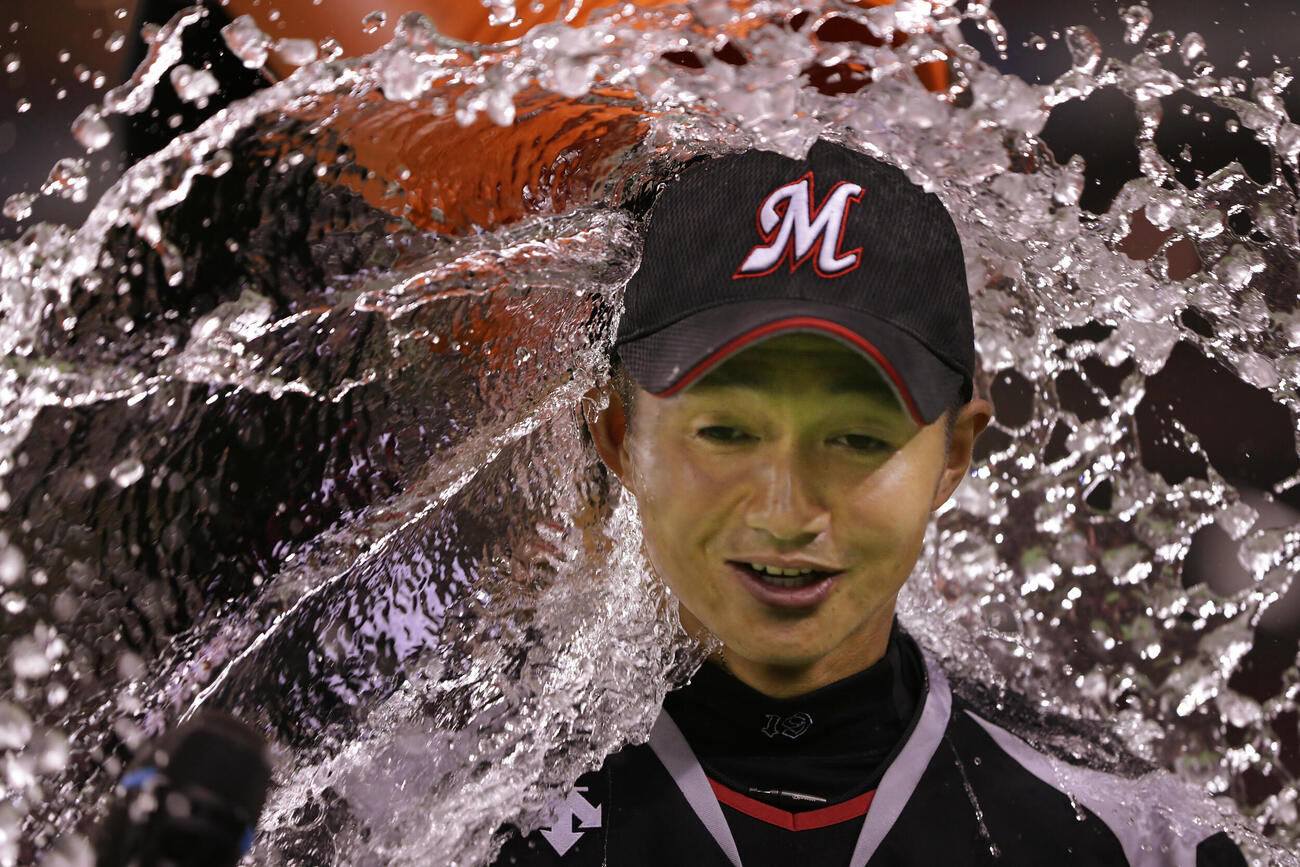 ソフトバンク対ロッテ　今季初勝利を挙げたロッテ唐川侑己は、ヒーローインタビュー中にクレイグ・ブラゼルから氷水のシャワーを浴びせられた＝2014年7月1日