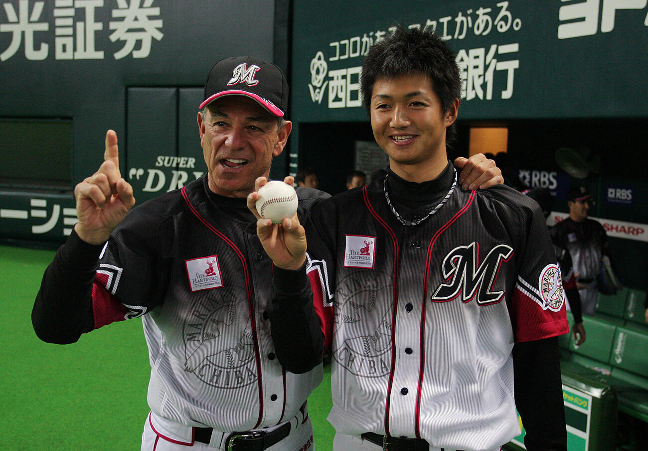 ソフトバンク対ロッテ8回戦　高校生ルーキーの唐川侑己はプロ初先発で初勝利を挙げボビー・バレンタイン監督から祝福される＝福岡ヤフードーム(2008.04.26)