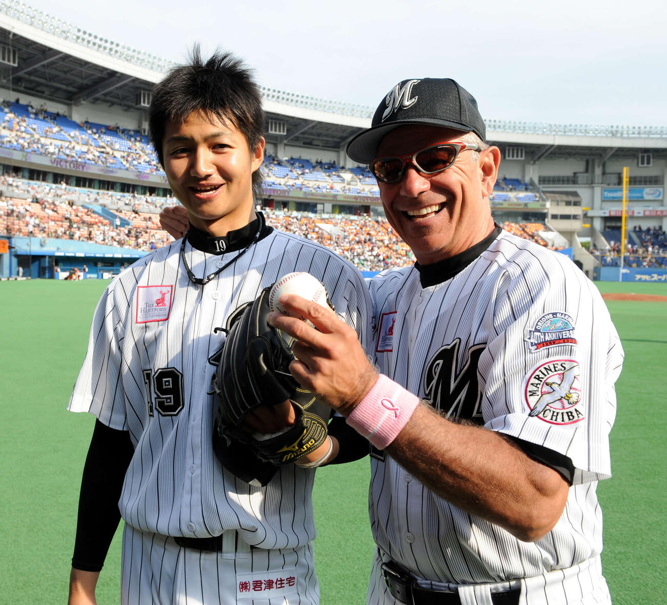 ロッテ対楽天8　プロ初完封勝利を挙げた唐川侑己(左)はボビー・バレンタイン監督から祝福される（2009年05月10日撮影）