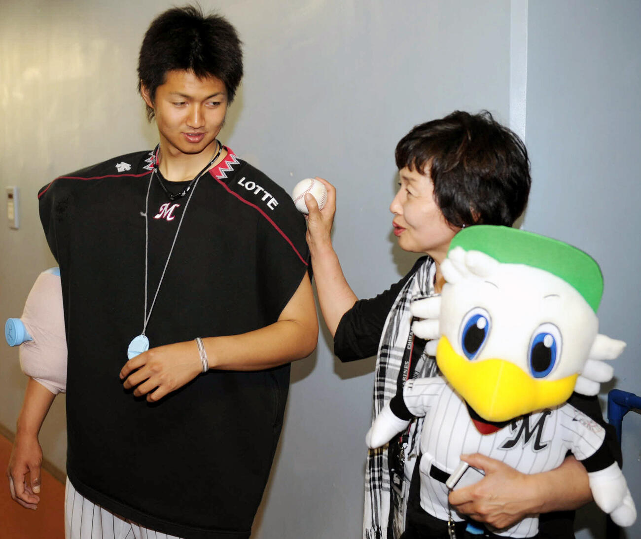 ロッテ対楽天8　プロ初完封勝利を「母の日」に挙げた唐川侑己は母唐川澄枝さんにウイニングボールをプレゼントした（09年05月10日）