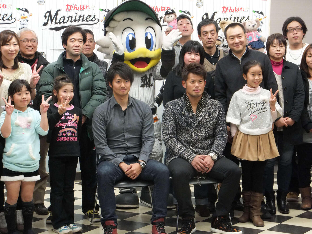 ロッテファン交流イベント　ロッテ今江敏晃（中央右）は唐川侑己（中央左）とのトークショー後に、ファンと記念撮影に収まる＝2012年12月8日