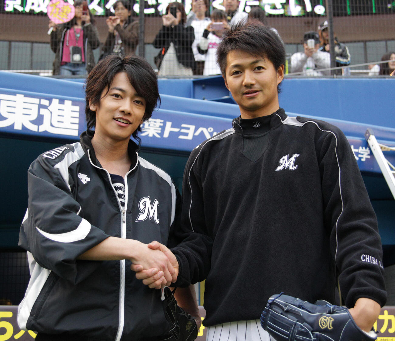 ロッテ対オリックス　ロッテ唐川侑己（右）と握手する佐藤健＝2013年3月29日