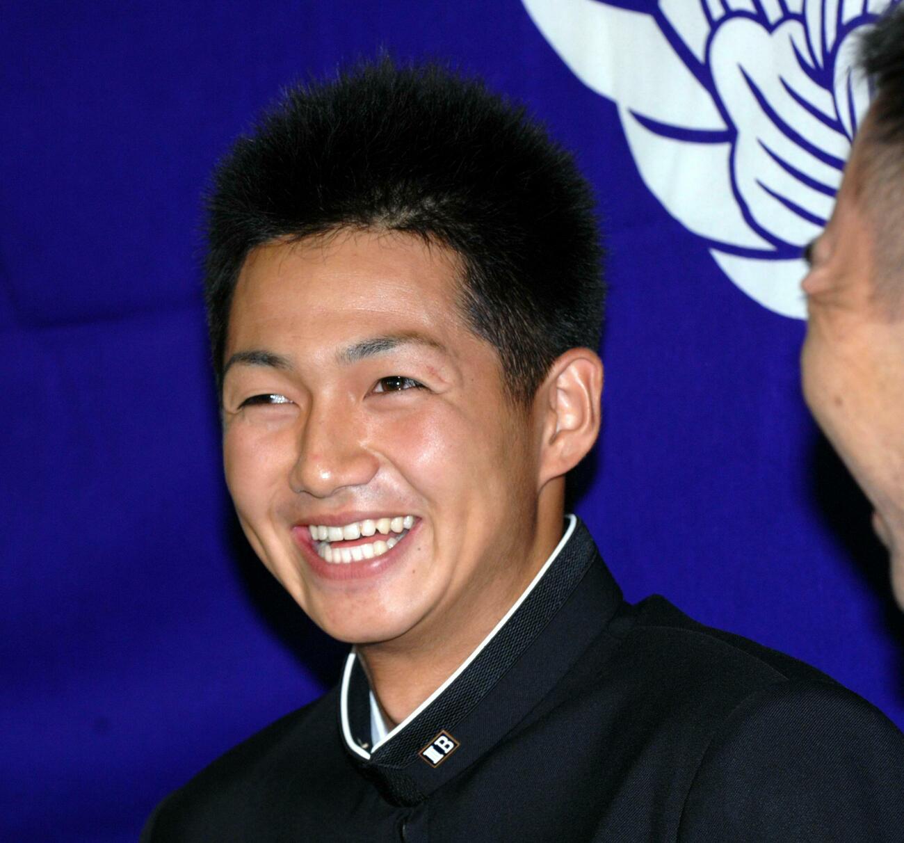 地元ロッテの1巡目指名が確定し笑顔を見せる成田・唐川侑己（2007年10月撮影）