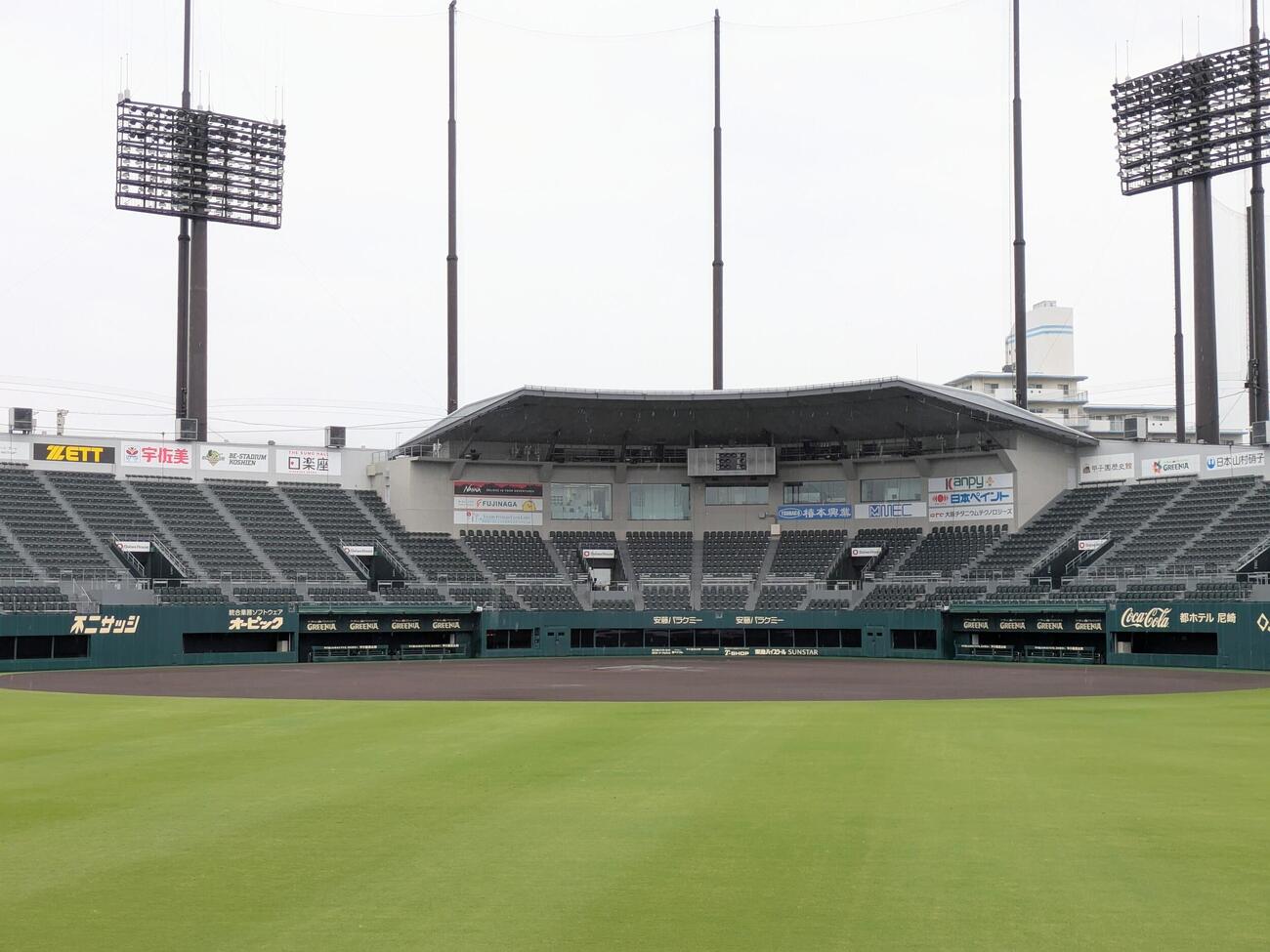 ファーム交流戦阪神対ロッテ　雨が降り続くSGLスタジアム尼崎（撮影・上田博志）