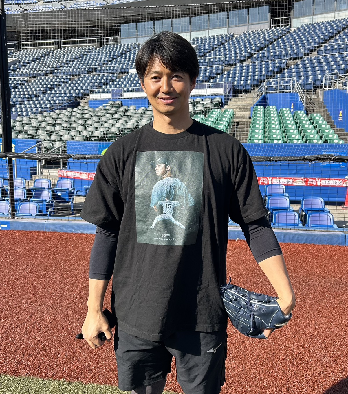 美馬学の引退記念Tシャツを着用して自主トレ公開をおこなった唐川侑己（2026年1月撮影）