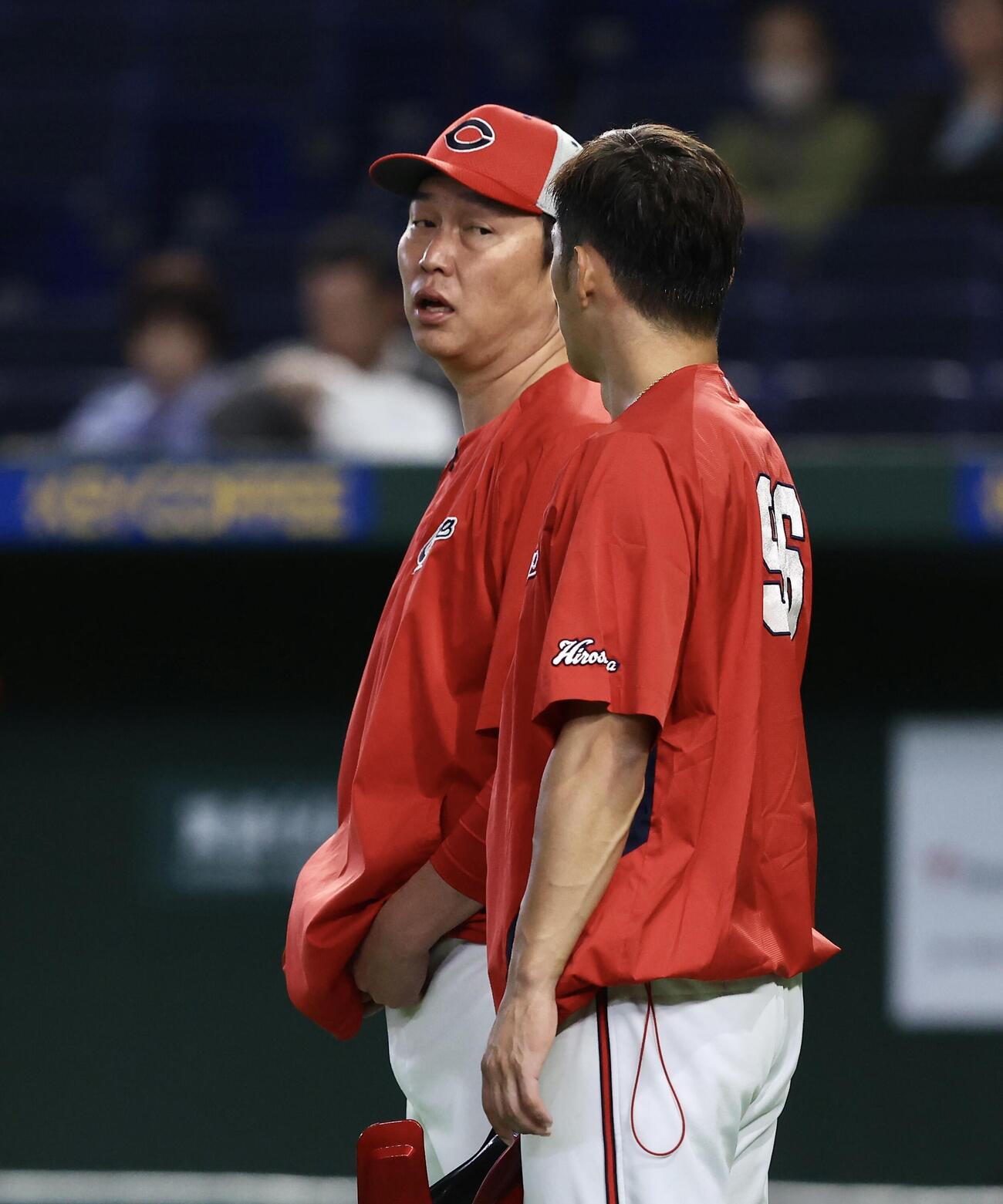 巨人対広島　試合前、中村奨成（手前）と言葉を交わす広島新井貴浩監督（2026年4月撮影）