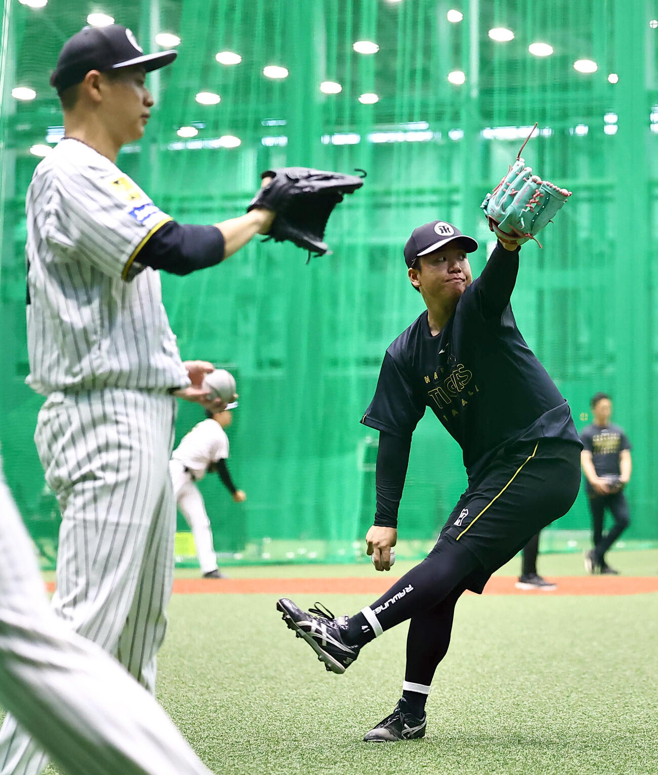 キャッチボールで調整する村上頌樹（右）と大竹耕太郎（撮影・上田博志）
