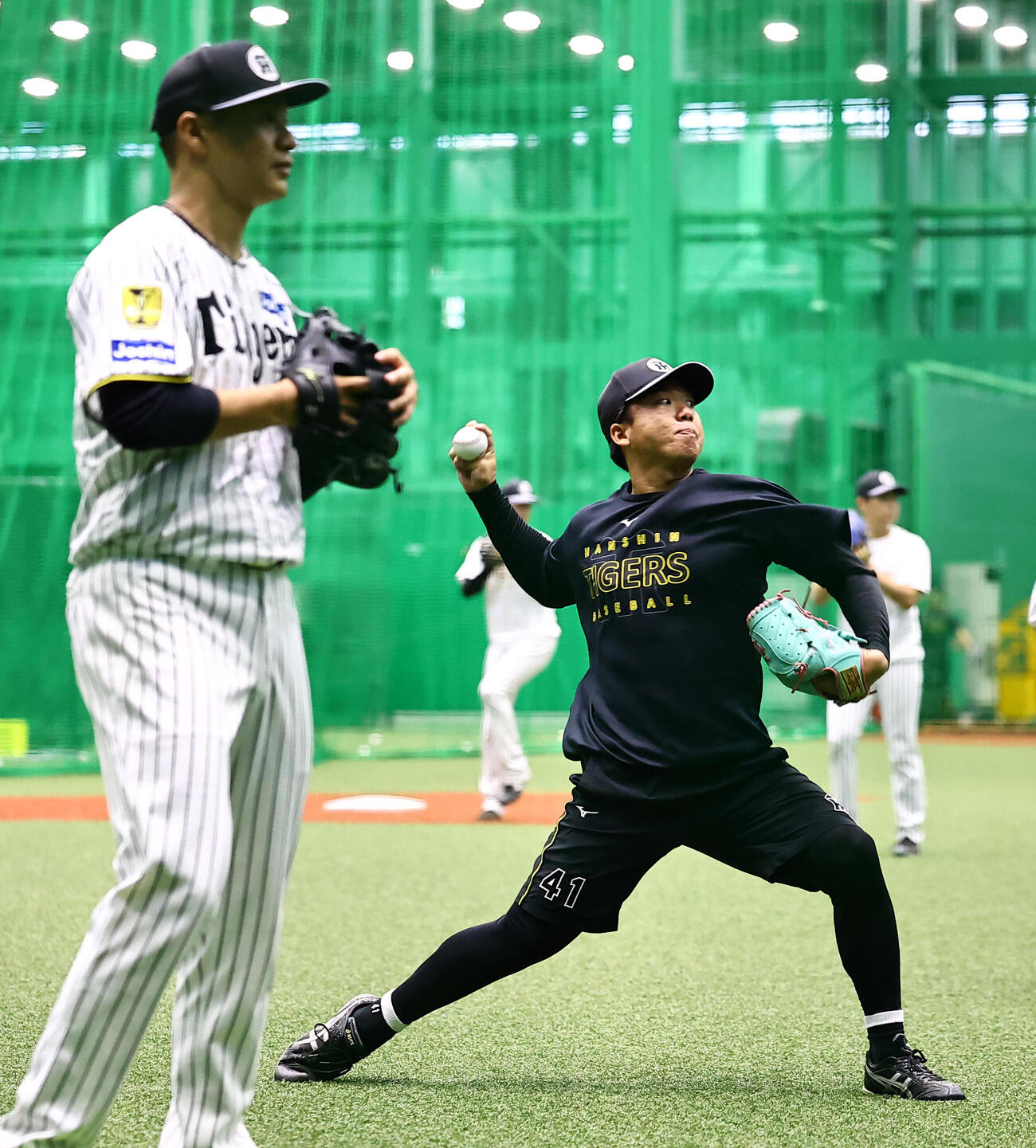 キャッチボールで調整する村上頌樹（右）と大竹耕太郎（撮影・上田博志）