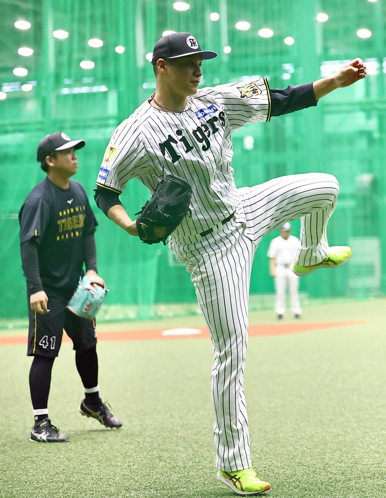 キャッチボールをする大竹耕太郎（右）と村上頌樹（撮影・上田博志）