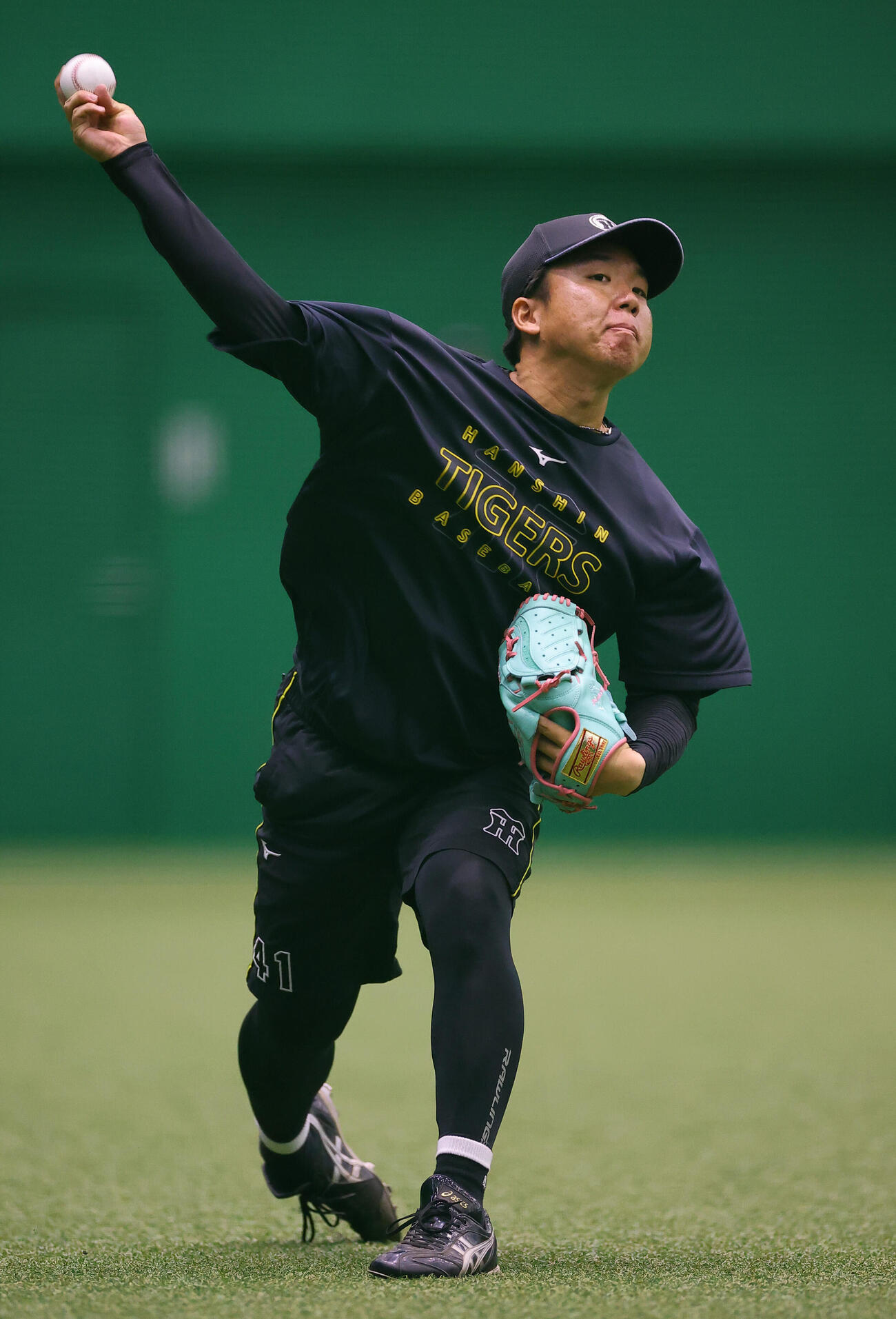 キャッチボールをする村上頌樹（撮影・上田博志）