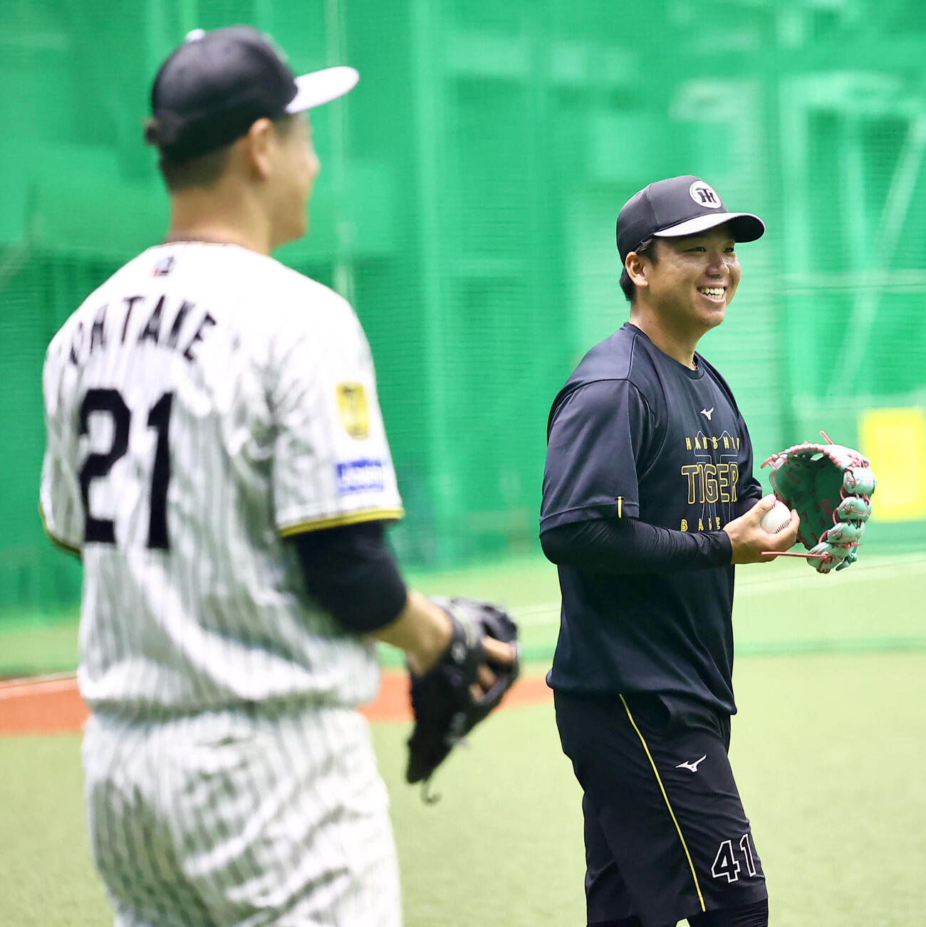 笑顔を見せながら調整する村上頌樹（右）と大竹耕太郎（撮影・上田博志）