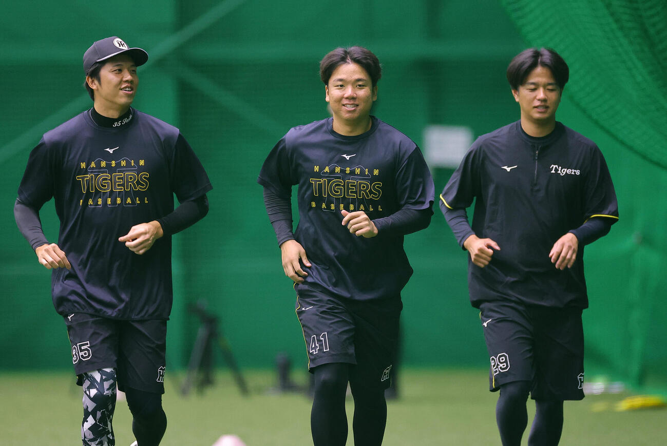 ランニングをする左から才木浩人、村上頌樹、高橋遥人（撮影・上田博志）