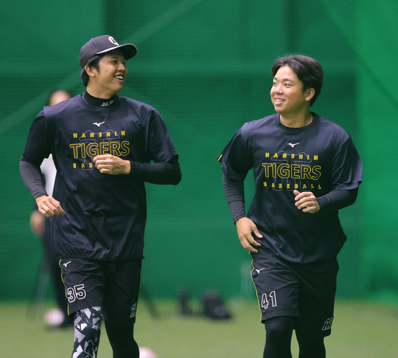 明るい表情でランニングをする阪神才木浩人（左）と村上頌樹（撮影・上田博志）