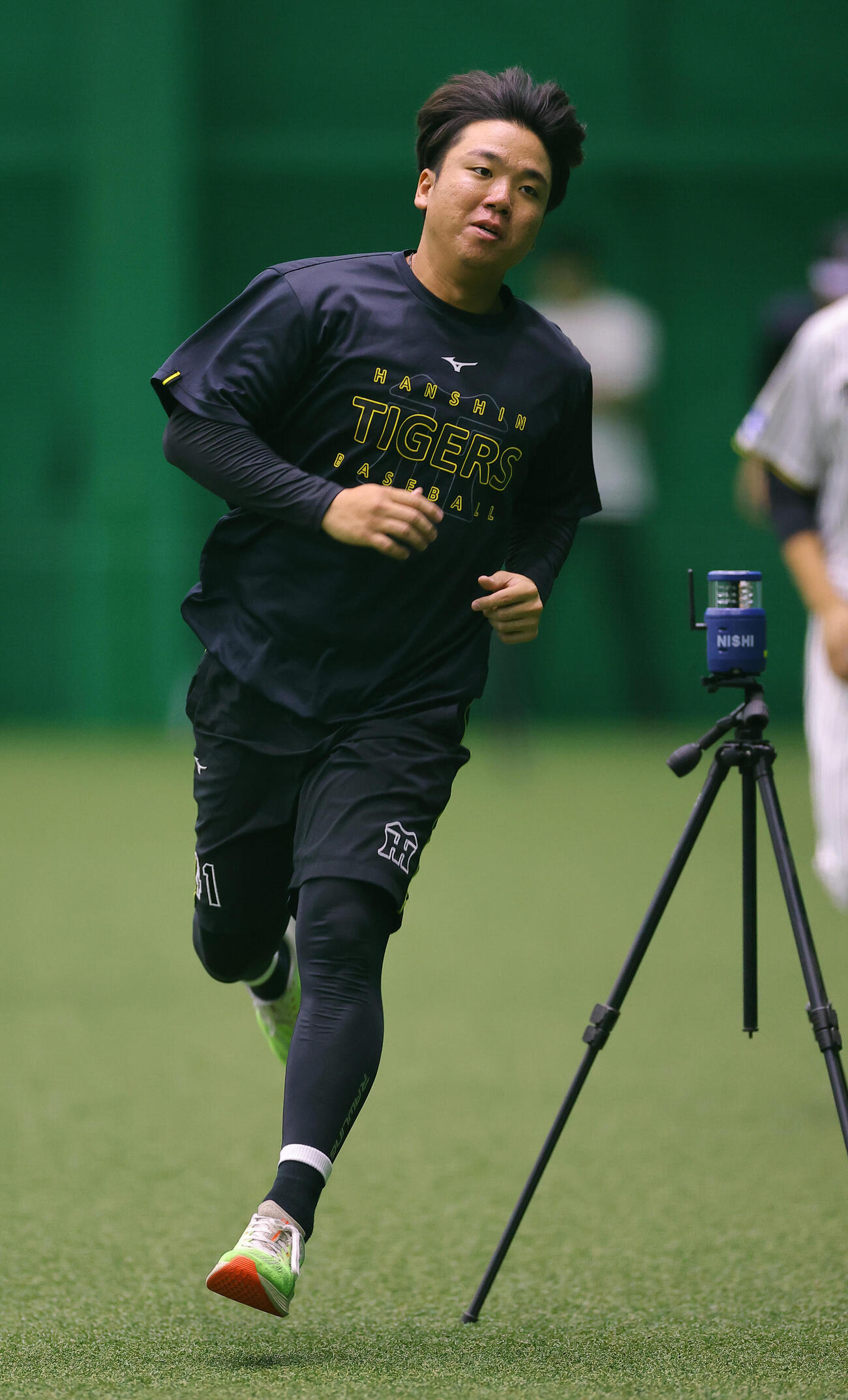 ランニングをする村上頌樹（撮影・上田博志）