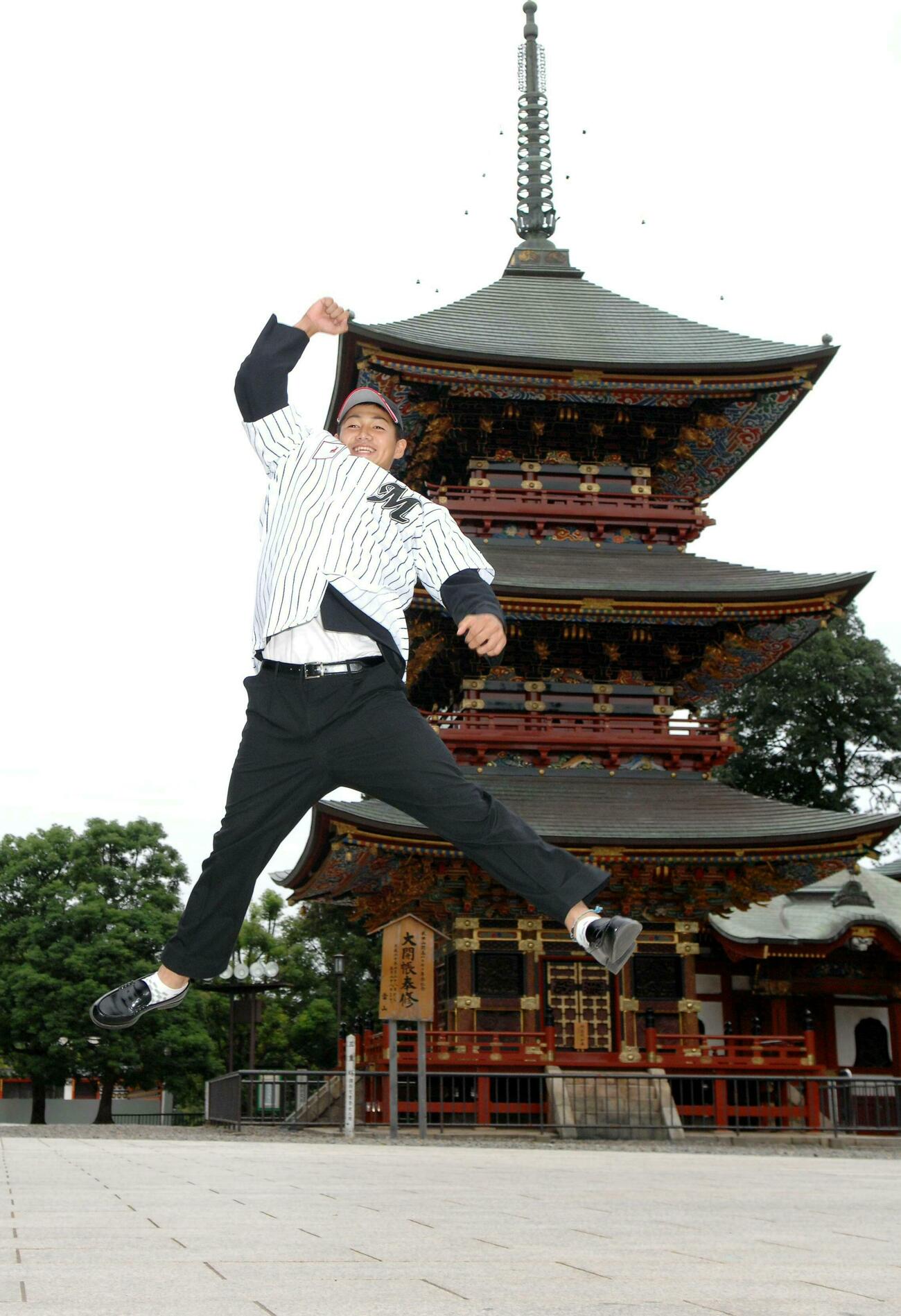 地元ロッテが交渉権を得た成田・唐川侑己は、成田山新勝寺の三重塔を背に歓喜の開脚ジャンプ（2007年10月撮影）