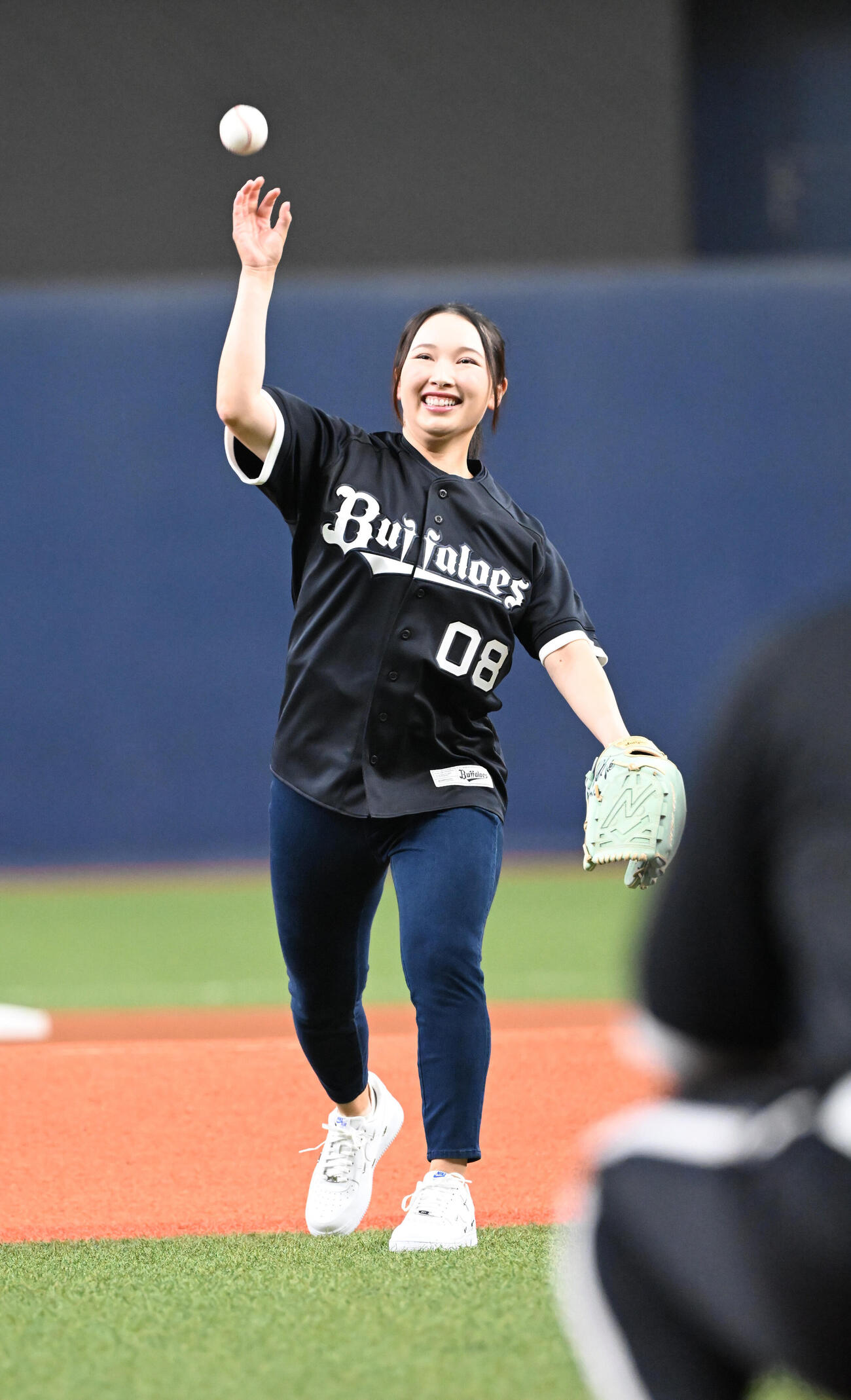 オリックス対ロッテ　始球式を行う小祝さくら（撮影・和賀正仁）