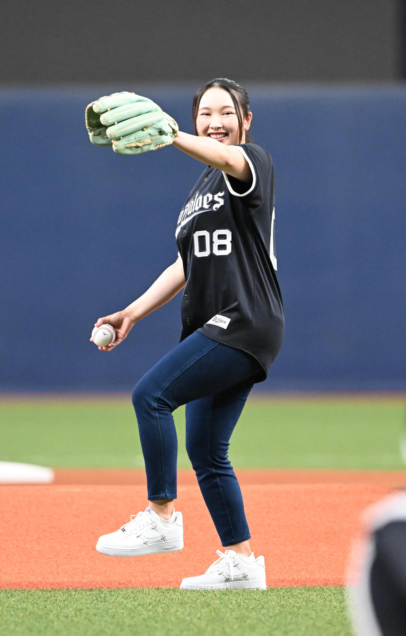 オリックス対ロッテ　始球式を行うプロゴルフの小祝さくら（撮影・和賀正仁）