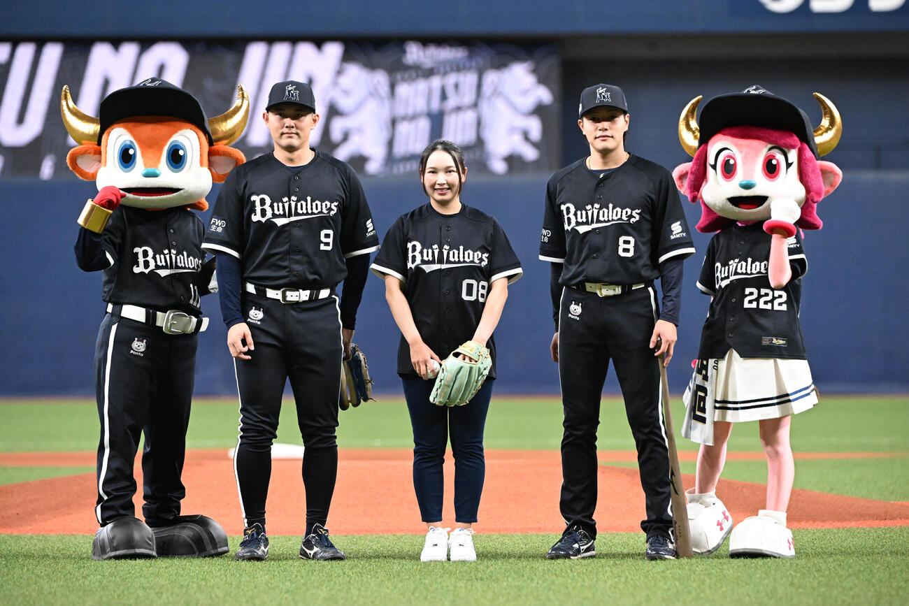 オリックス対ロッテ　始球式を行ったプロゴルフの小祝さくら（中央）、左は野口智哉、右は麦谷祐介（撮影・和賀正仁）